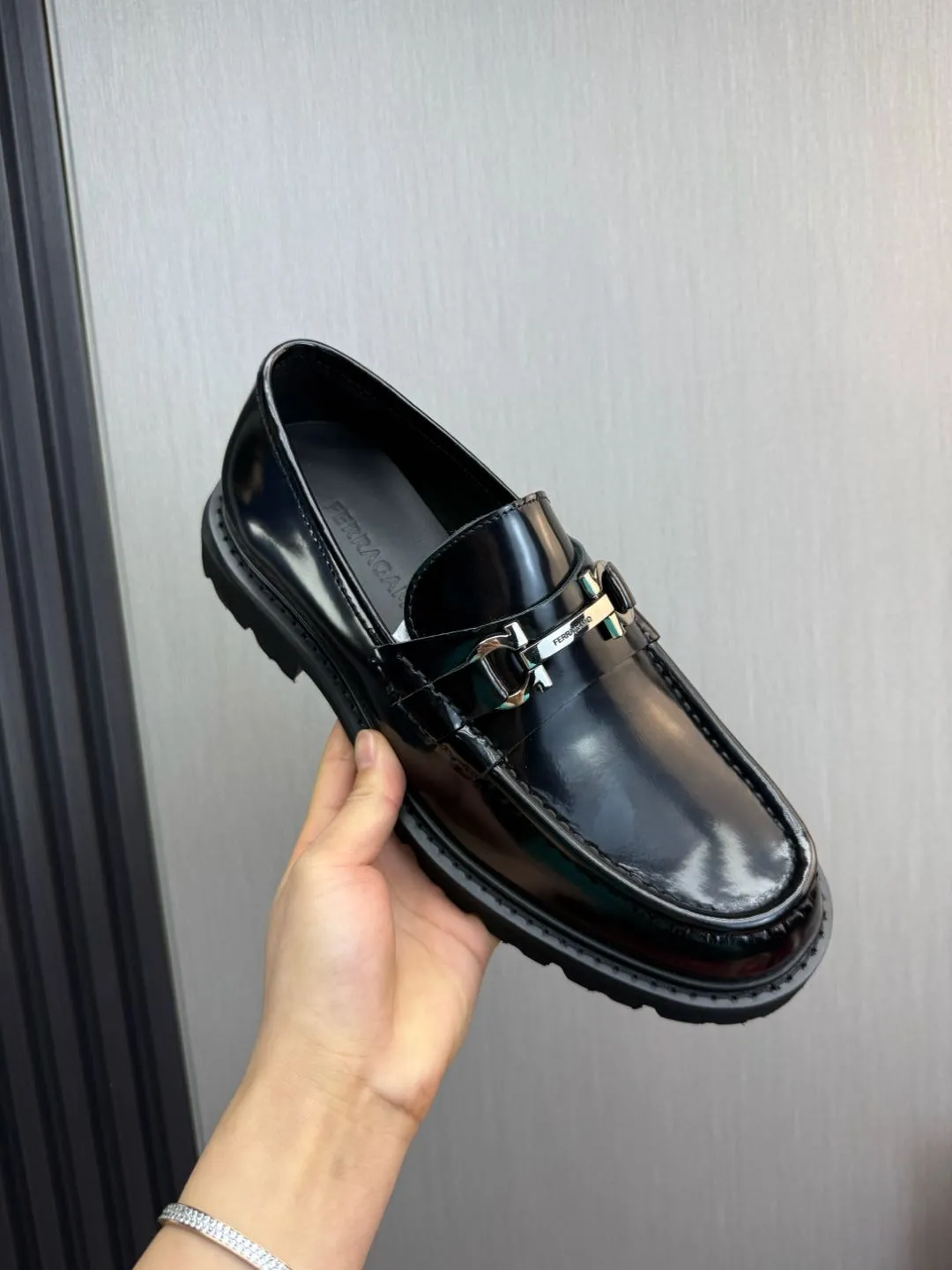 Men's shoes 💰880💰 Ferragamo. [Ferragamo] men's thick-soled loafers, the latest hot style, 1:1 original purchase quality, top quality, imported open-edge beaded cowhide leather on the upper, hand-made three-dimensional stitching highlights the round toe design, the inner foot pads are all imported cowhide, with original lightweight foam outsole, matching code 39-44, (38, 45 custom-made, non-refundable)